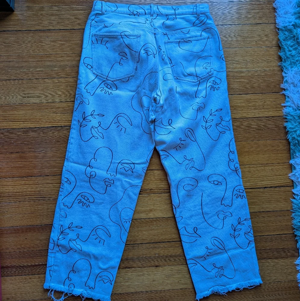 Abstract Face Print White Jeans - Picture 10 of 12